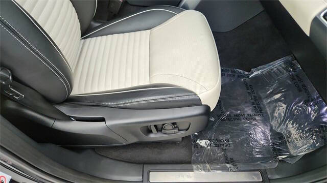 2024 Land Rover Discovery P300 Dynamic SE