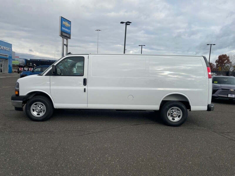 2025 Chevrolet Express 3500