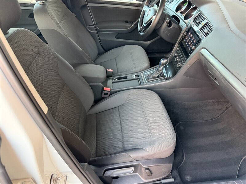 2017 Volkswagen e-Golf SE