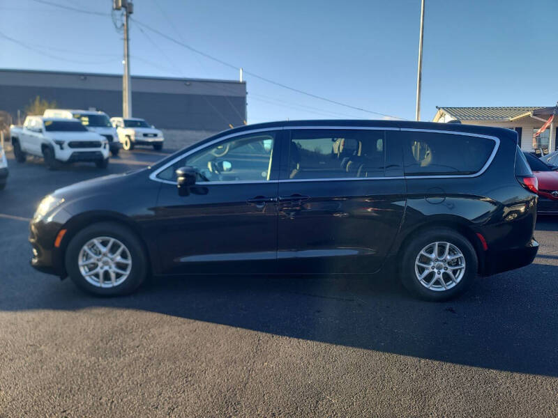 2023 Chrysler Voyager LX