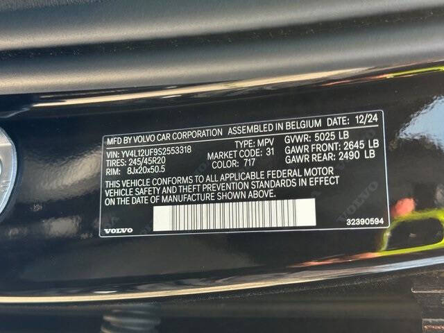 2025 Volvo XC40 B5 Ultra Bright Theme