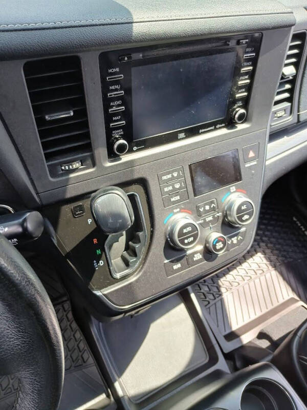 2019 Toyota Sienna SE 8-Passenger