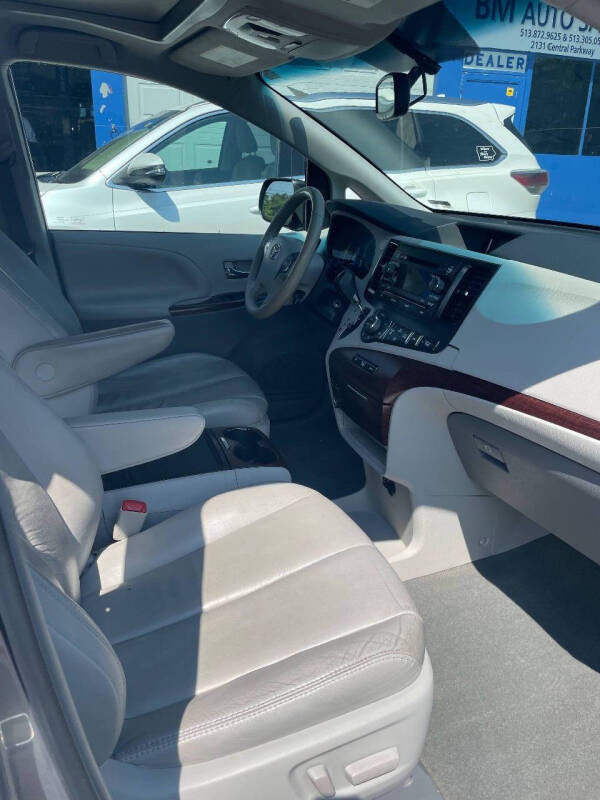 2012 Toyota Sienna XLE 7-Passenger Auto Access Seat