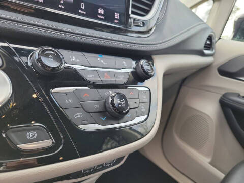 2024 Chrysler Pacifica Plug-In Hybrid Select
