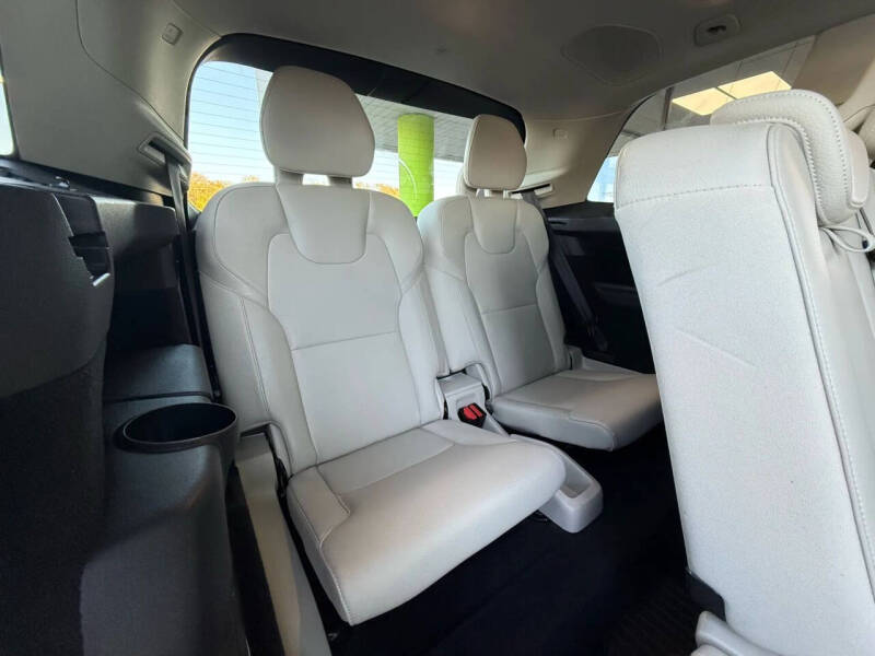 2016 Volvo XC90 T6 Momentum