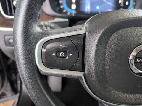 2022 Volvo XC60 B5 Momentum