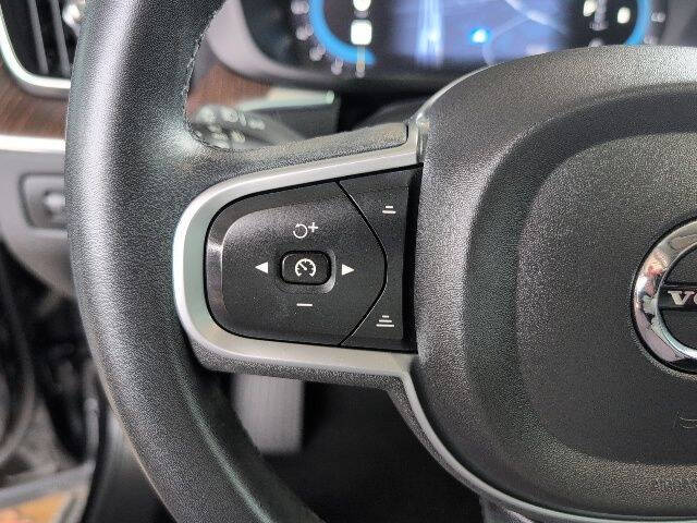 2022 Volvo XC60 B5 Momentum