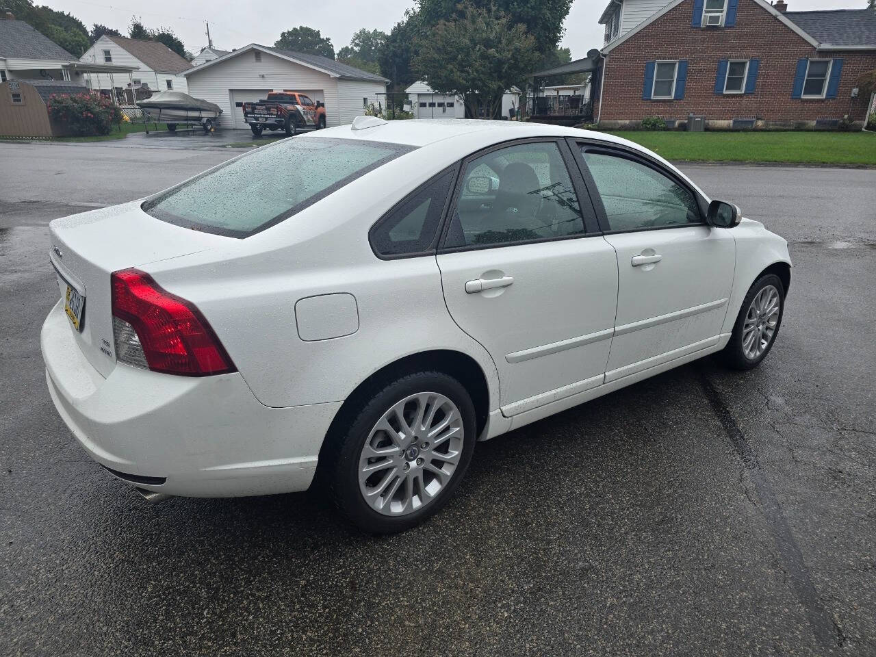 2008 Volvo S40 for sale at QUEENSGATE AUTO SALES in York, PA