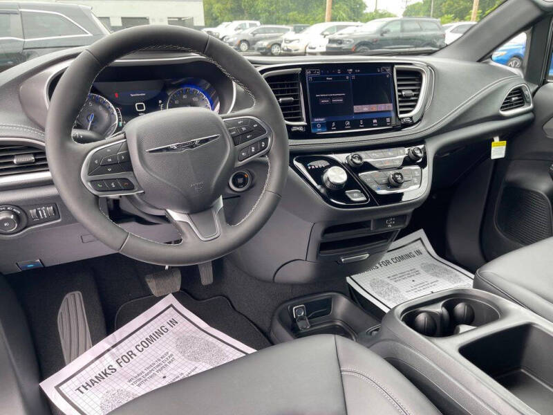 2026 Chrysler Pacifica Select