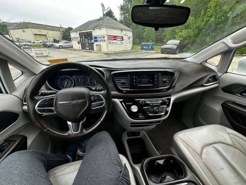 2017 Chrysler Pacifica Touring-L