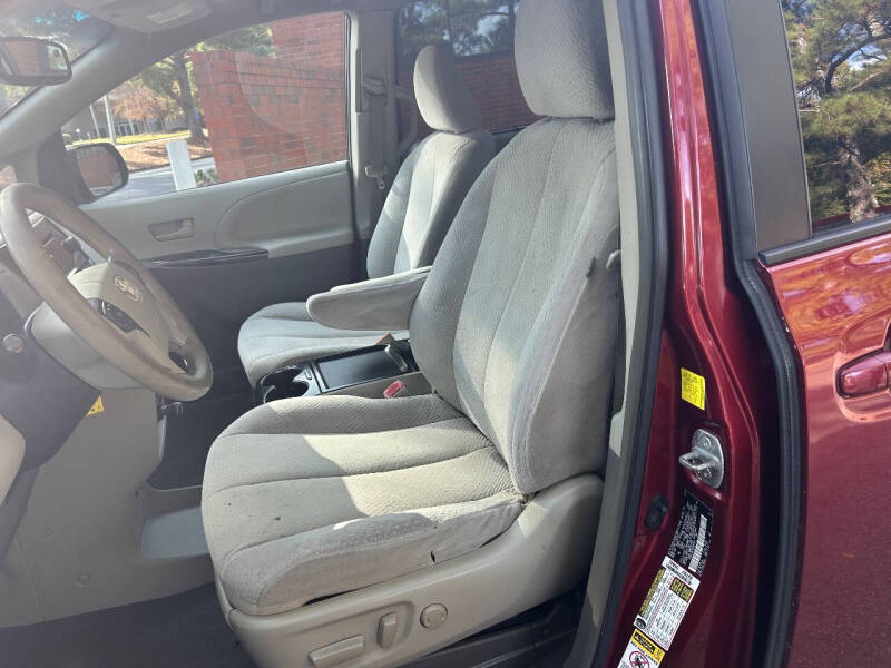 2011 Toyota Sienna LE 7-Passenger Auto Access Seat