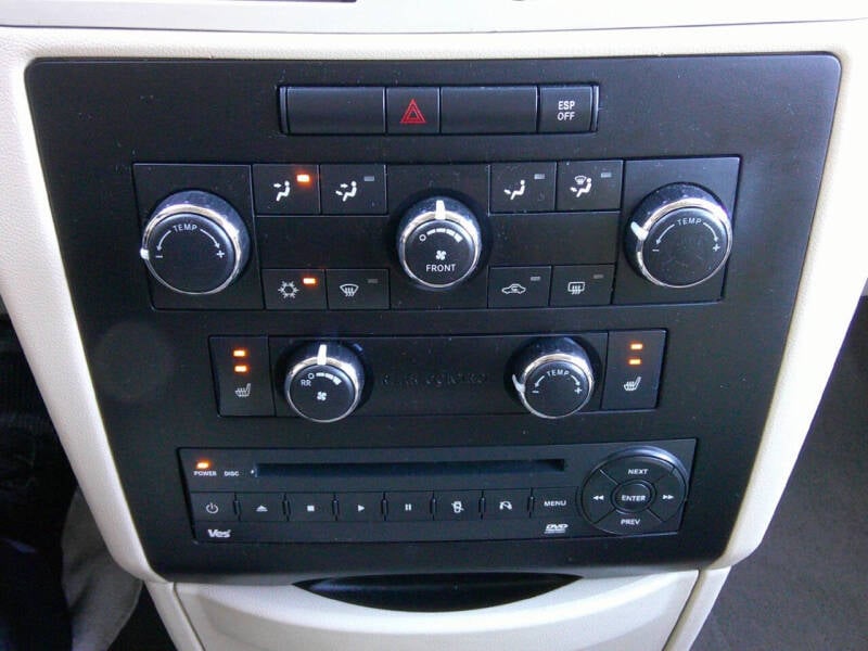 2010 Volkswagen Routan SE photo 21