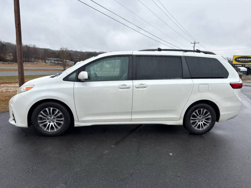 2018 Toyota Sienna XLE 7-Passenger Auto Access Seat