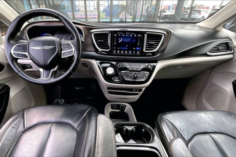2017 Chrysler Pacifica Touring-L
