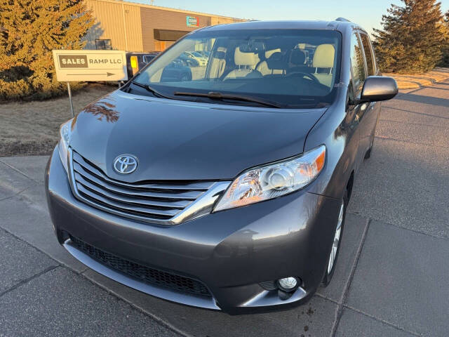 2017 Toyota Sienna XLE's photo