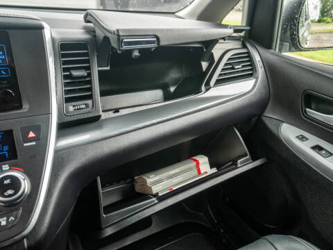 2015 Toyota Sienna SE 8-Passenger