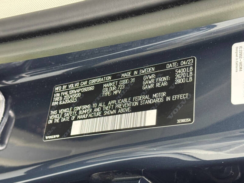 2023 Volvo XC60 B5 Plus Dark Theme