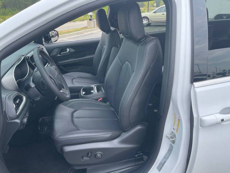 2027 Chrysler Pacifica Select