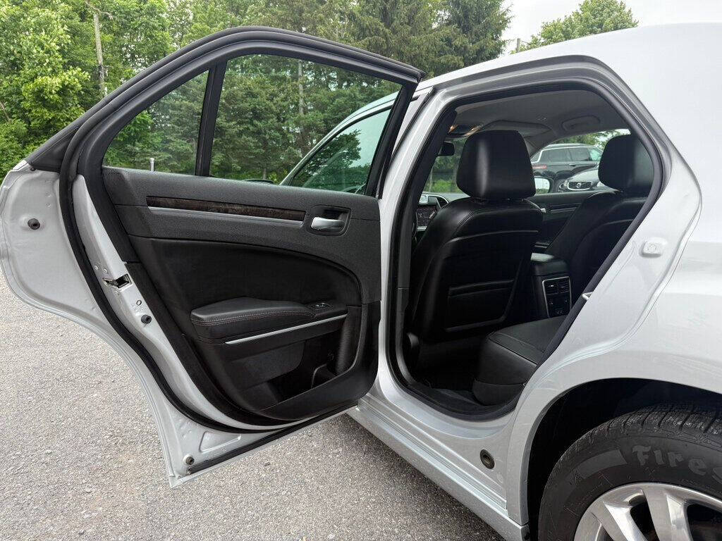 2019 Chrysler 300 30