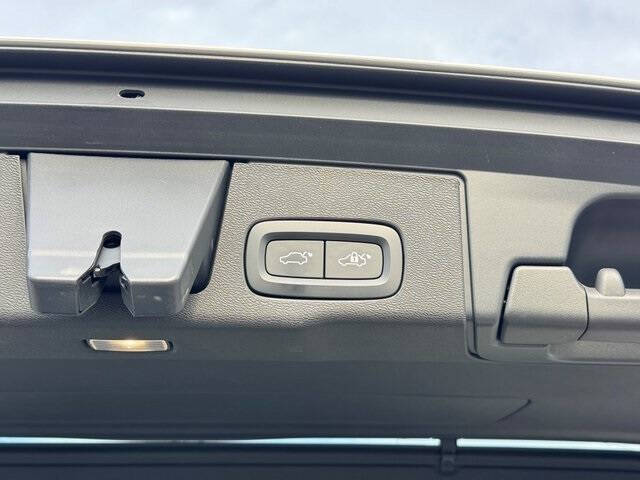 2023 Volvo XC60 B5 Plus Dark Theme