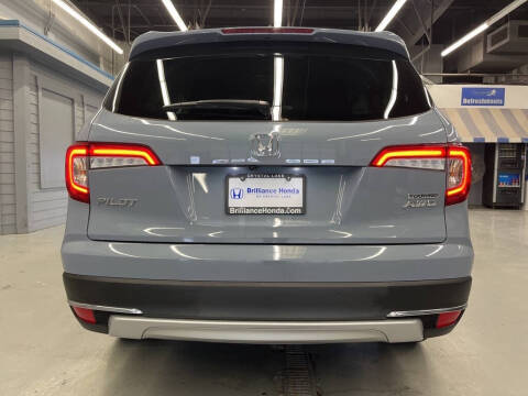 2022 Honda Pilot Touring w/Rear Captain's Chairs