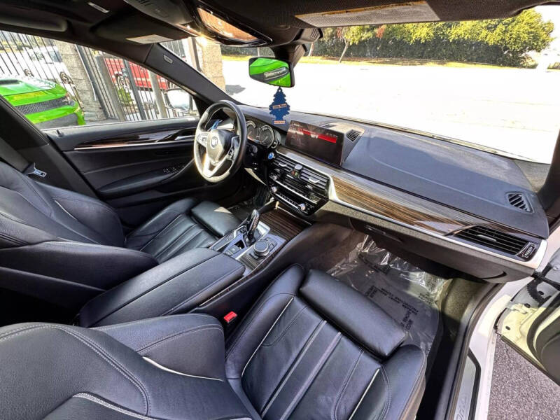 2019 BMW 5 Series 530e photo 28