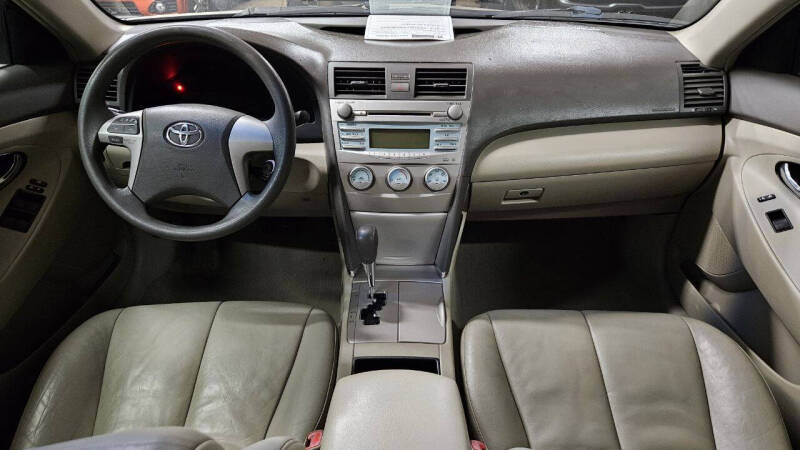 2009 Toyota Camry LE photo 13