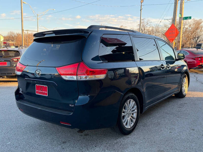 2011 Toyota Sienna XLE 7-Passenger Auto Access Seat