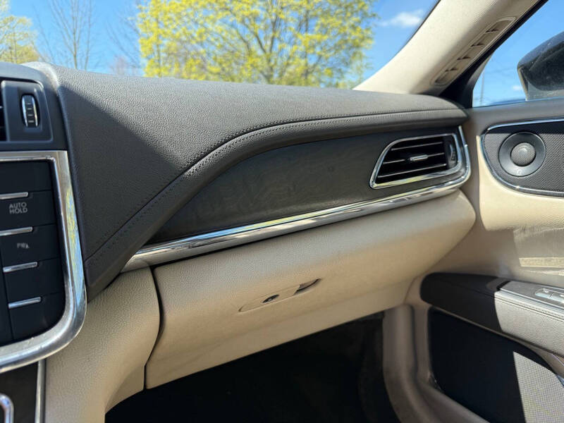 2017 Lincoln Continental Select
