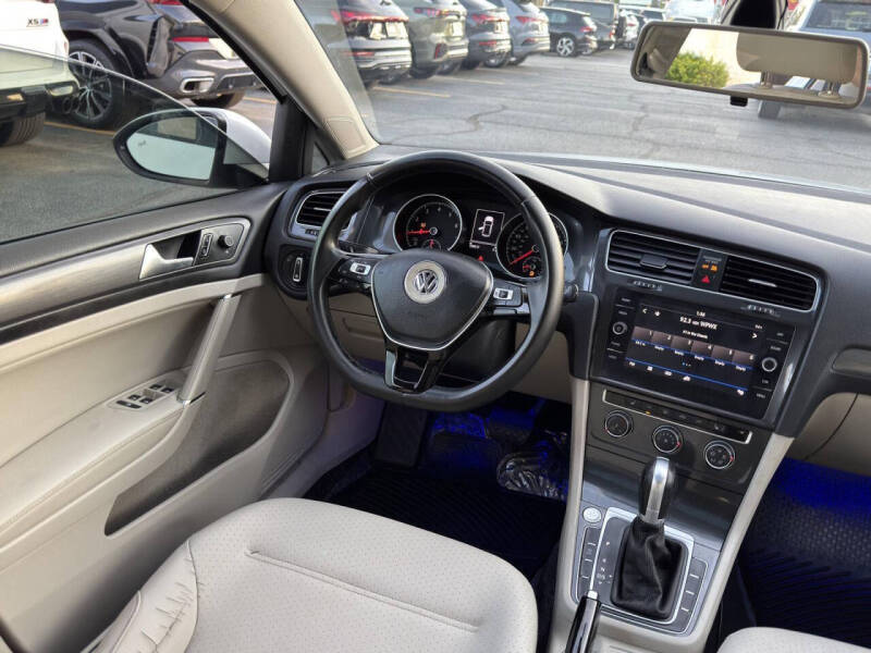 2019 Volkswagen Golf SE