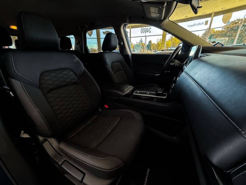 2025 Nissan Pathfinder SV