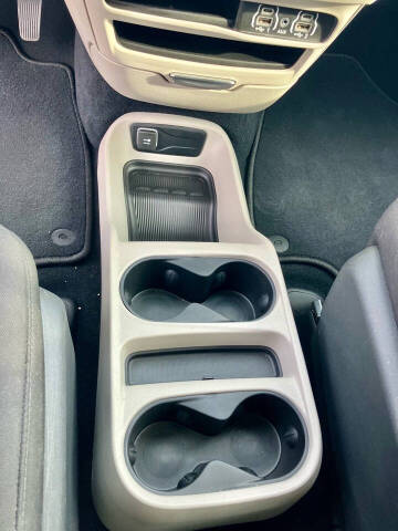 2022 Chrysler Voyager LX