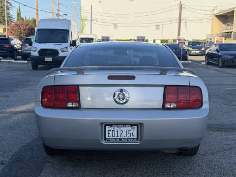 2005 Ford Mustang V6 Deluxe