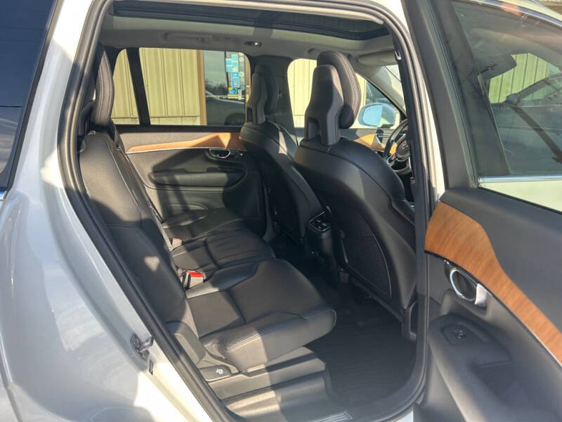 2022 Volvo XC90 T6 Momentum 7-Passenger