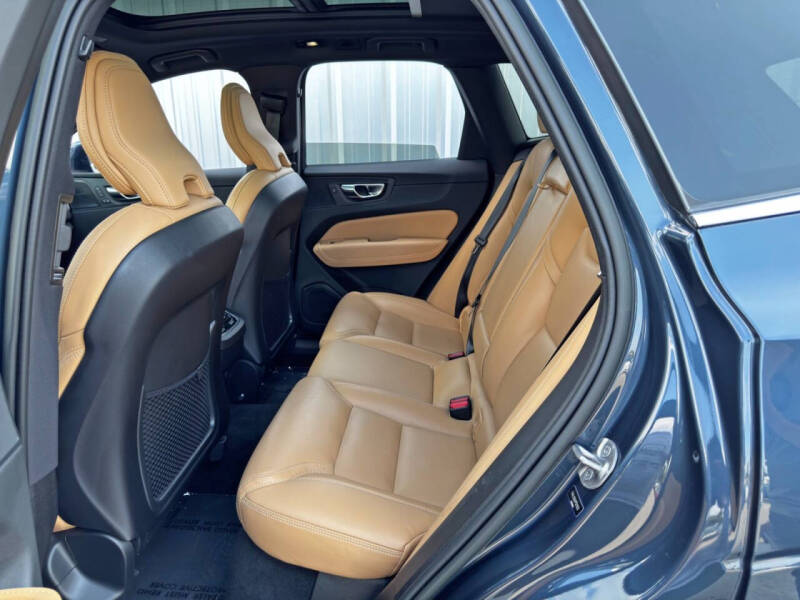 2023 Volvo XC60 B5 Ultimate Bright Theme