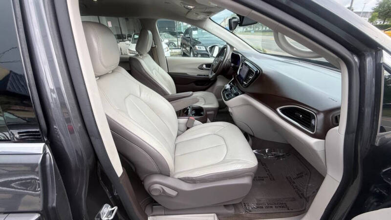 2017 Chrysler Pacifica Touring-L