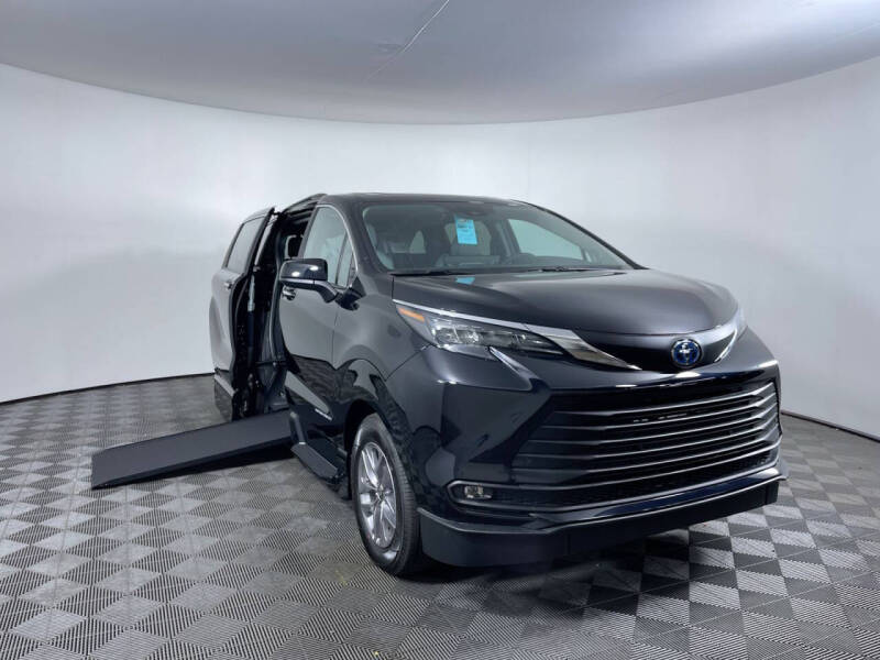 2025 Toyota Sienna XLE's photo