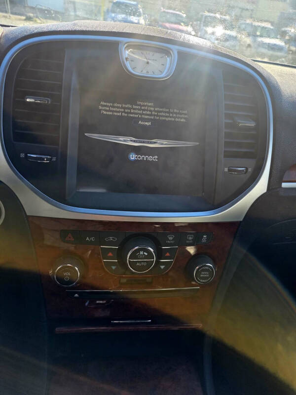 2013 Chrysler 300 Base's photo