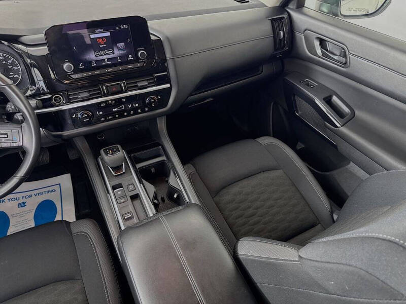 2024 Nissan Pathfinder SV