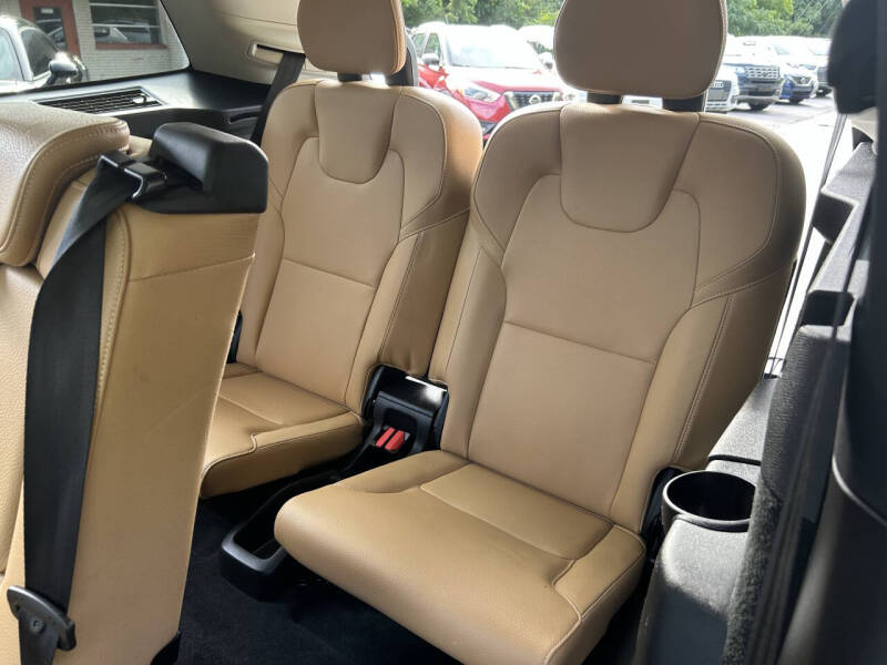 2016 Volvo XC90 T6 Momentum