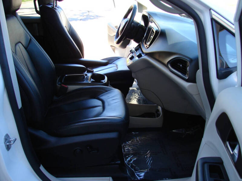 2017 Chrysler Pacifica Touring-L Plus