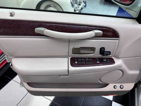 2005 Lincoln Town Car Signature