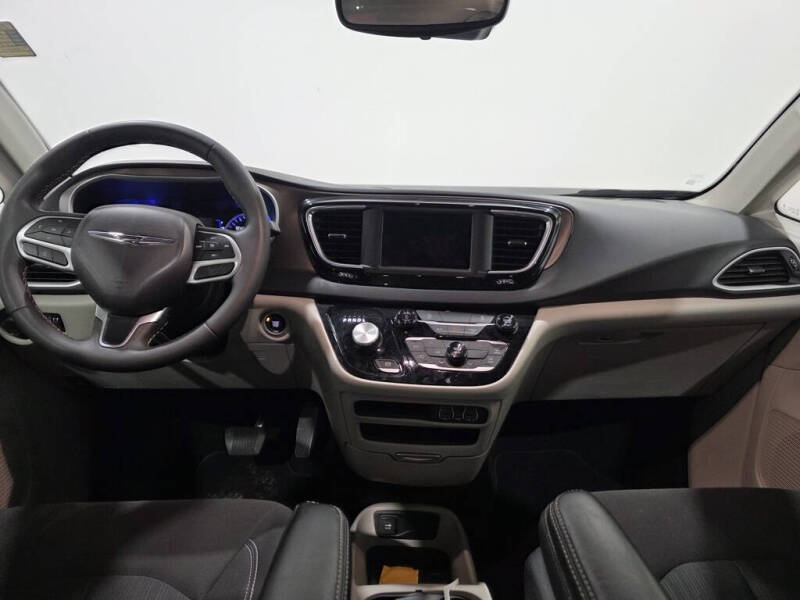 2024 Chrysler Voyager LX