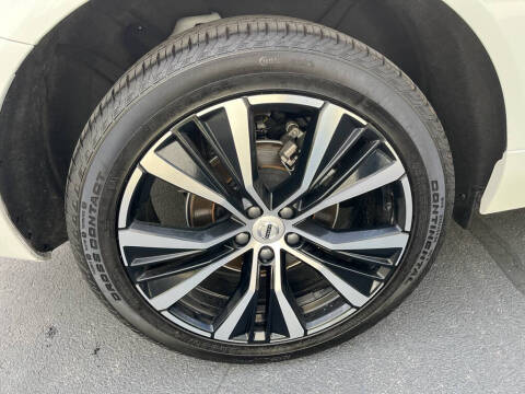 2025 Volvo XC60 B5 Plus Dark Theme