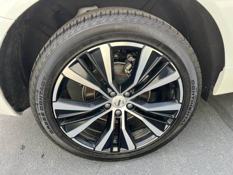 2025 Volvo XC60 B5 Plus Dark Theme