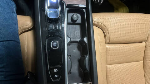 2023 Volvo XC60 B5 Ultimate Dark Theme