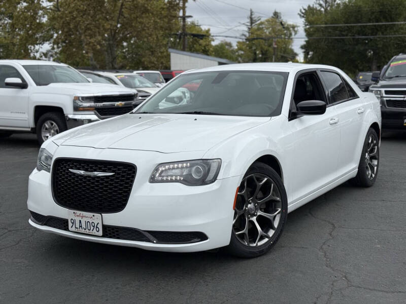 2018 Chrysler 300 Touring's photo