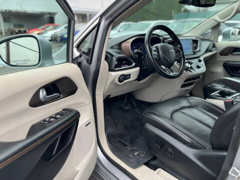 2017 Chrysler Pacifica Touring-L Plus