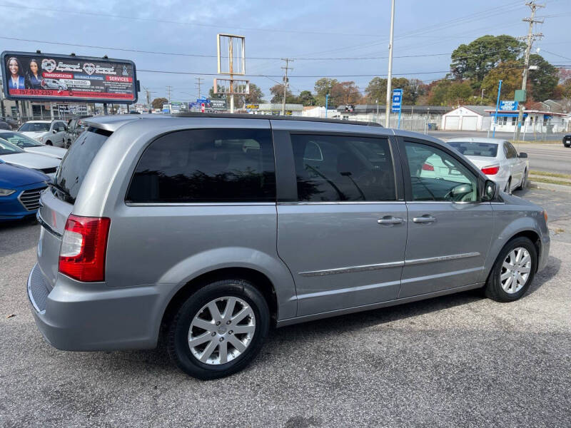 2013 Chrysler Town & Country Touring photo 5