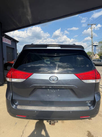 2013 Toyota Sienna XLE 8-Passenger